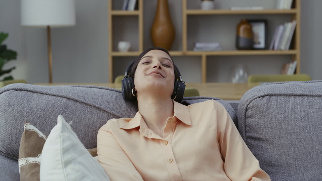 Телевизор как элемент релаксации: использование успокаивающих фонов, ASMR-контента и медитаций перед сном Телевизор как элемент релаксации: использование успокаивающих фонов, ASMR-контента и медитаций перед сном